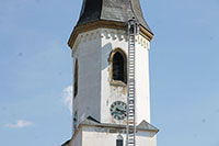 Uvolněné plechy na věži kostela sv. Víta v Osečné se podařilo znovu ukotvit