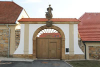 Barokní brána se sochou sv.Linharta