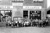Děti české školy s řídícím učitelem Josefem Fričem před prodejnou Baťa v Osečné - školní rok 1935/36