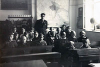 Děti české školy s řídícím učitelem Josefem Fričem - školní rok 1936/37